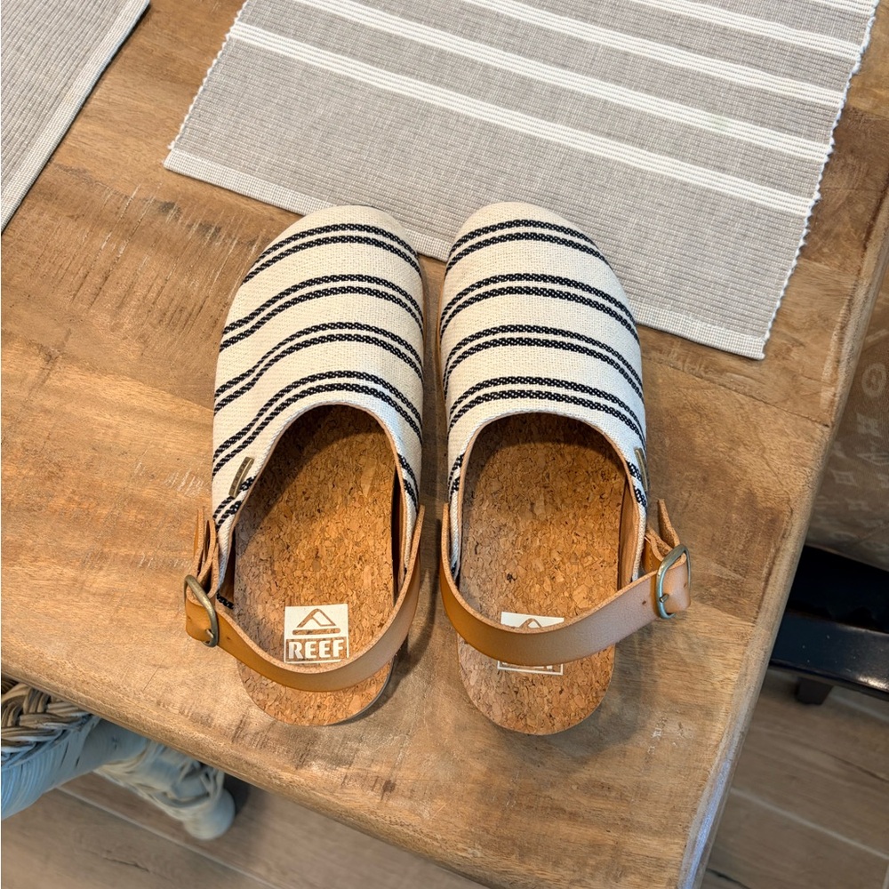 REEF WOMENS SIZE 6 Black and White Striped Slip-On Mules with Tan Strap - Picture 4 of 9